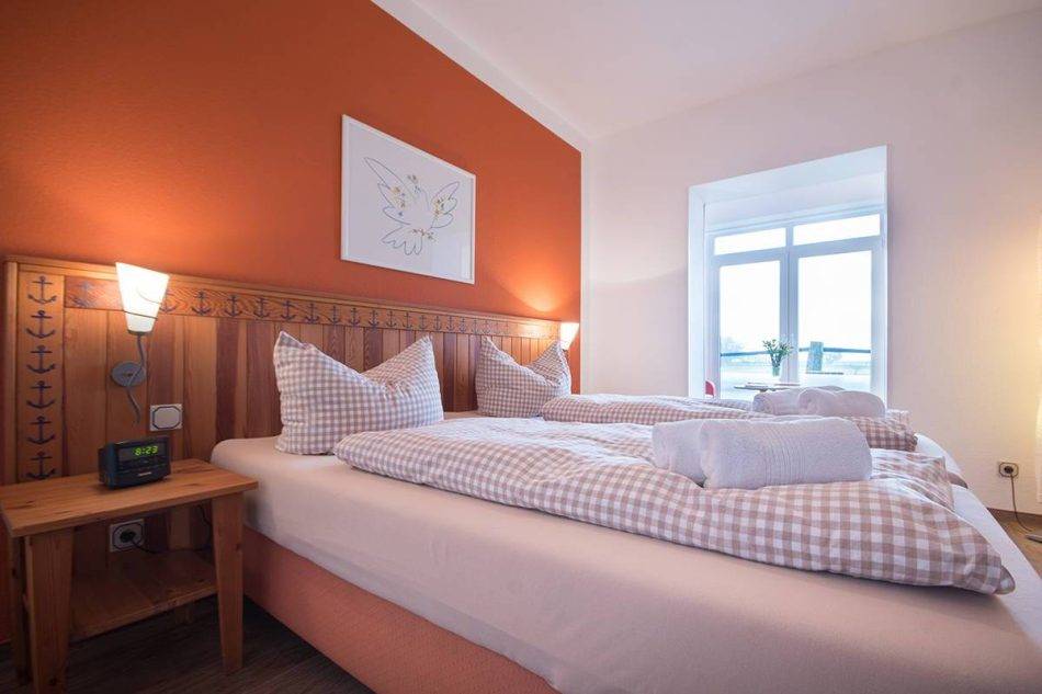 Schlafzimmer Mit Boxspringbett (2 X 90×200 Matratzen), EG Des Haupthauses Im Doppelzimmer Eins Im Hotel Nige Hus Auf Der Insel Neuwerk.