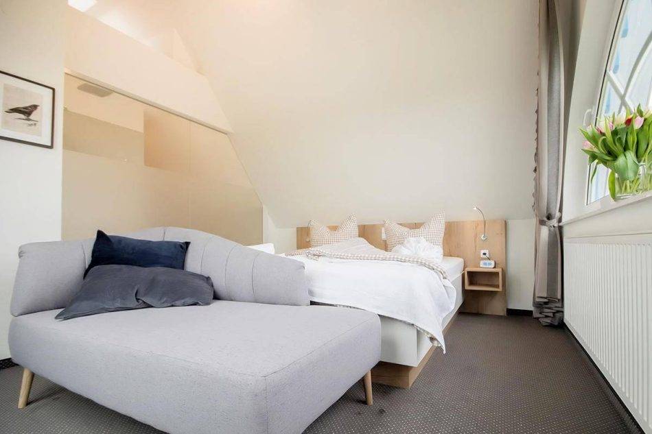 Schlafzimmer Mit Doppelbett (2 X 90×200 Matratzen) Und Recamiere, 3. OG Des Haupthauses Im Superior Doppelzimmer Krähennest Im Hotel Nige Hus Auf Der Insel Neuwerk.