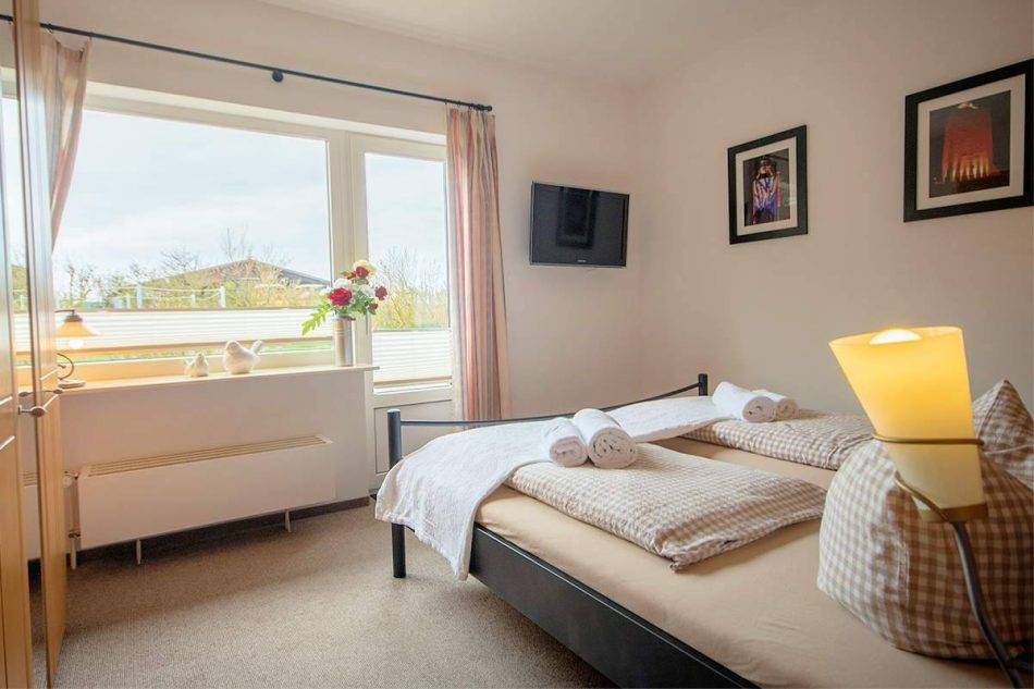 Schlafzimmer Mit Doppelbett (2 X 90×200 Matratzen), EG Des Haupthauses Im Doppelzimmer Vier Im Hotel Nige Hus Auf Der Insel Neuwerk.