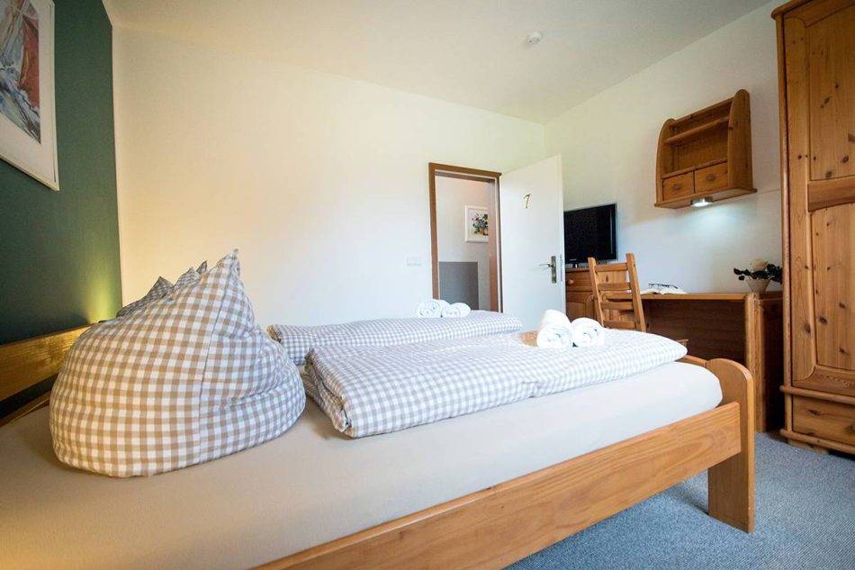 Schlafzimmer Mit Doppelbett (2 X 90×200 Matratzen), EG Des Haupthauses Im Doppelzimmer Sieben Im Hotel Nige Hus Auf Der Insel Neuwerk.