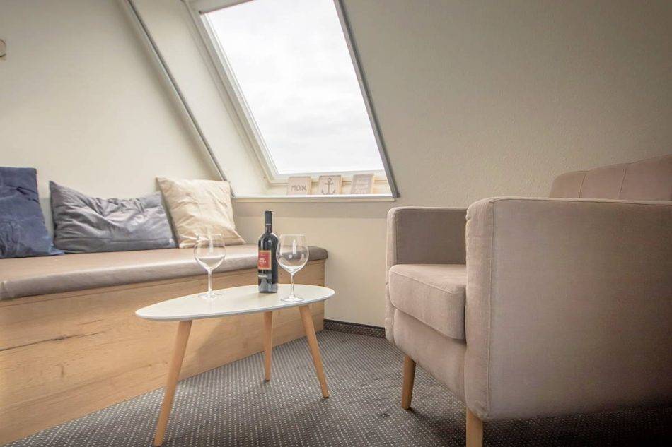 Wohnbereich Mit Sofa, Sessel, Tisch Sowie Zusätzlicher Leseecke, 2. OG Des Haupthauses Im Superior Doppelzimmer Wittsand Im Hotel Nige Hus Auf Der Insel Neuwerk.