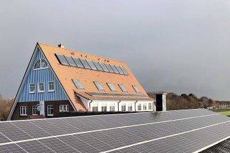 Photovoltaikanlage mit einer Gesamtleistung von 15000 kWh. Im oberen Bereich des Daches sind die 11 Solerthermiekollektoren zu erkennen.