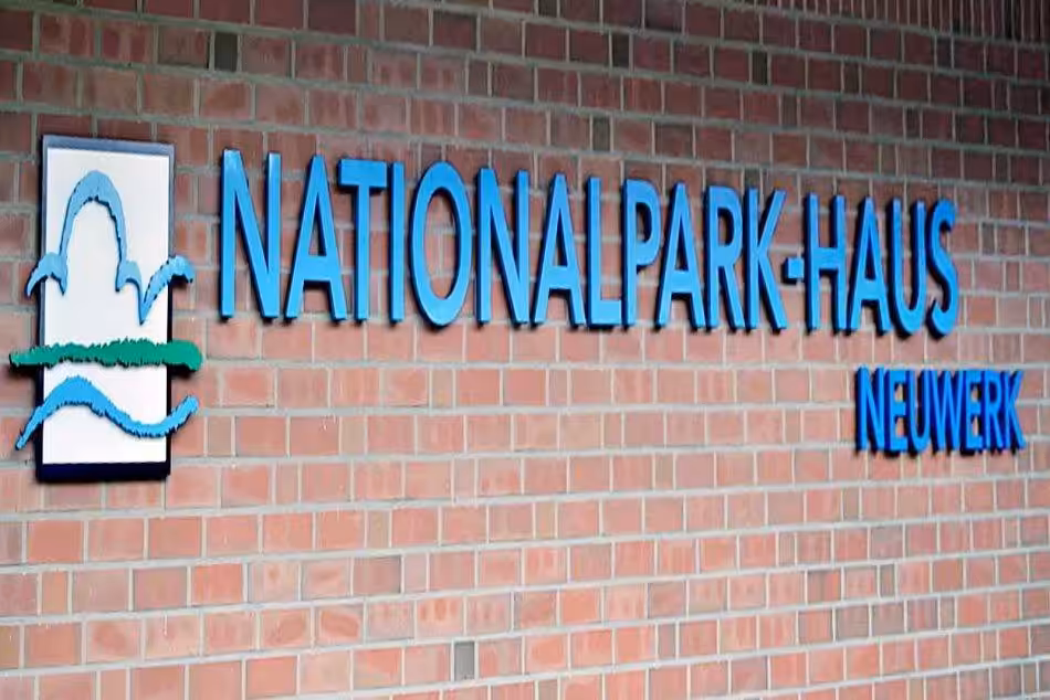 Das Nationalpark-Haus Neuwerk Ist Das Zentrale Informationszentrum Des Nationalparks Und Biosphärenreservats Hamburgisches Wattenmeer Und Liegt Nur 200 Meter Vom Berühmten Neuwerker Leuchtturm Entfernt.