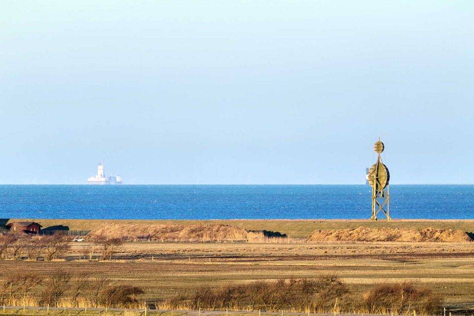 Die Faszinierende Ostbake Auf Der Insel Neuwerk Bildet Einen Interessanten Fokus Im Vordergrund, Während Am Horizont Die Beeindruckende Ölplattform Mittelplate Zu Sehen Ist Und Die Vielfältige Maritime Nutzung Der Region Aufzeigt.