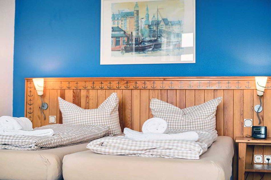 Schlafzimmer Mit Boxspringbett (2 X 90×200 Matratzen), EG Des Haupthauses Im Doppelzimmer Vier Im Hotel Nige Hus Auf Der Insel Neuwerk.