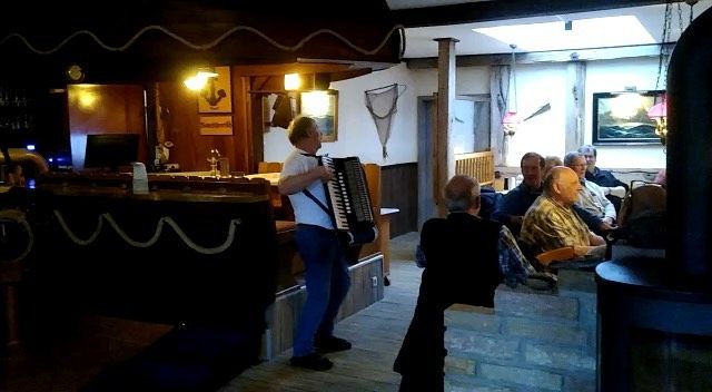 Livemusik von Lüder mit dem Cuxhavener Shanty Chor 🎼🎤#ZumAnker #HotelNigeHus #InselNeuwerk #urlaub  #Musik #gesang #Akkordeon #Shantychor #Cuxhaven